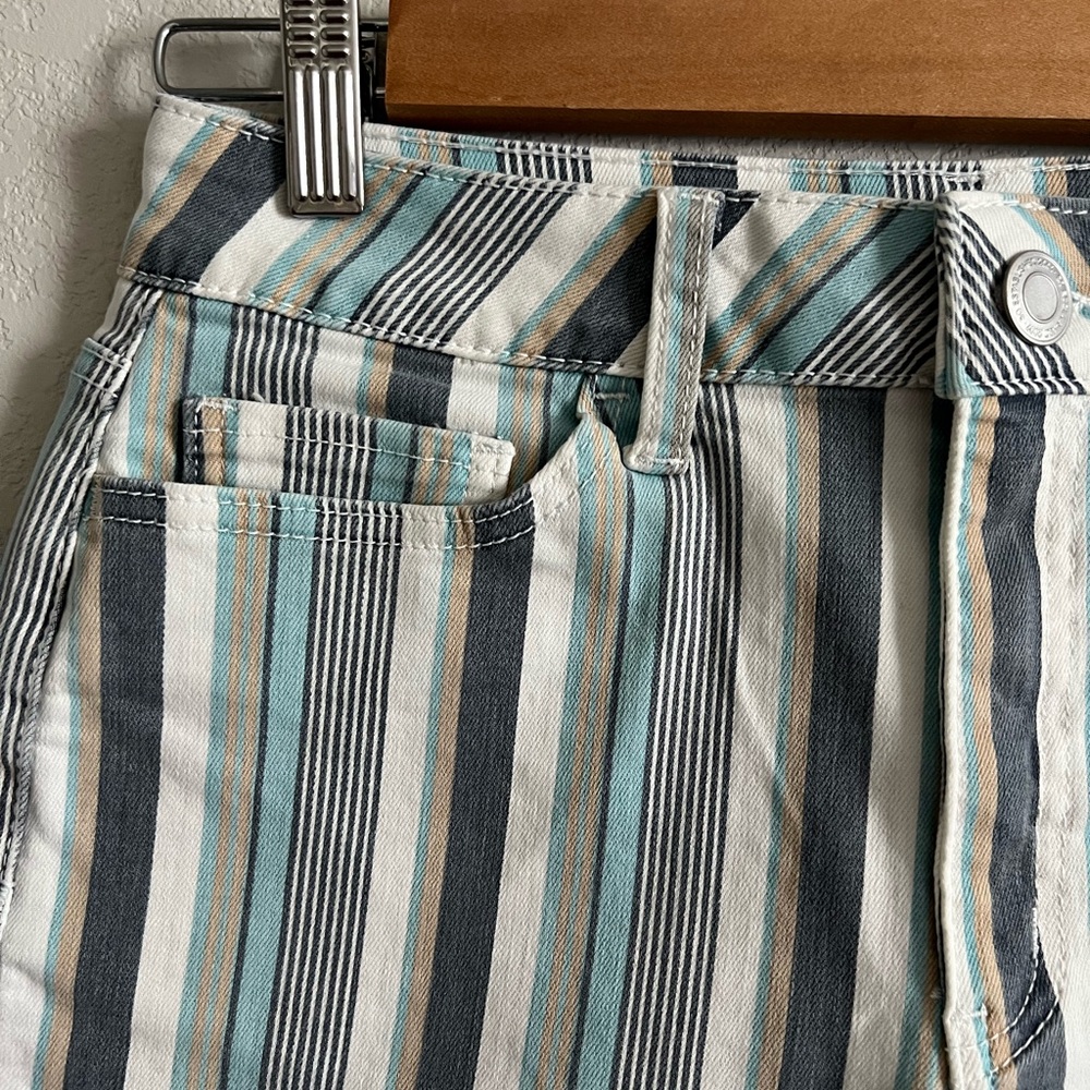 High Rise Curvy Shorts - Picture 5 of 6